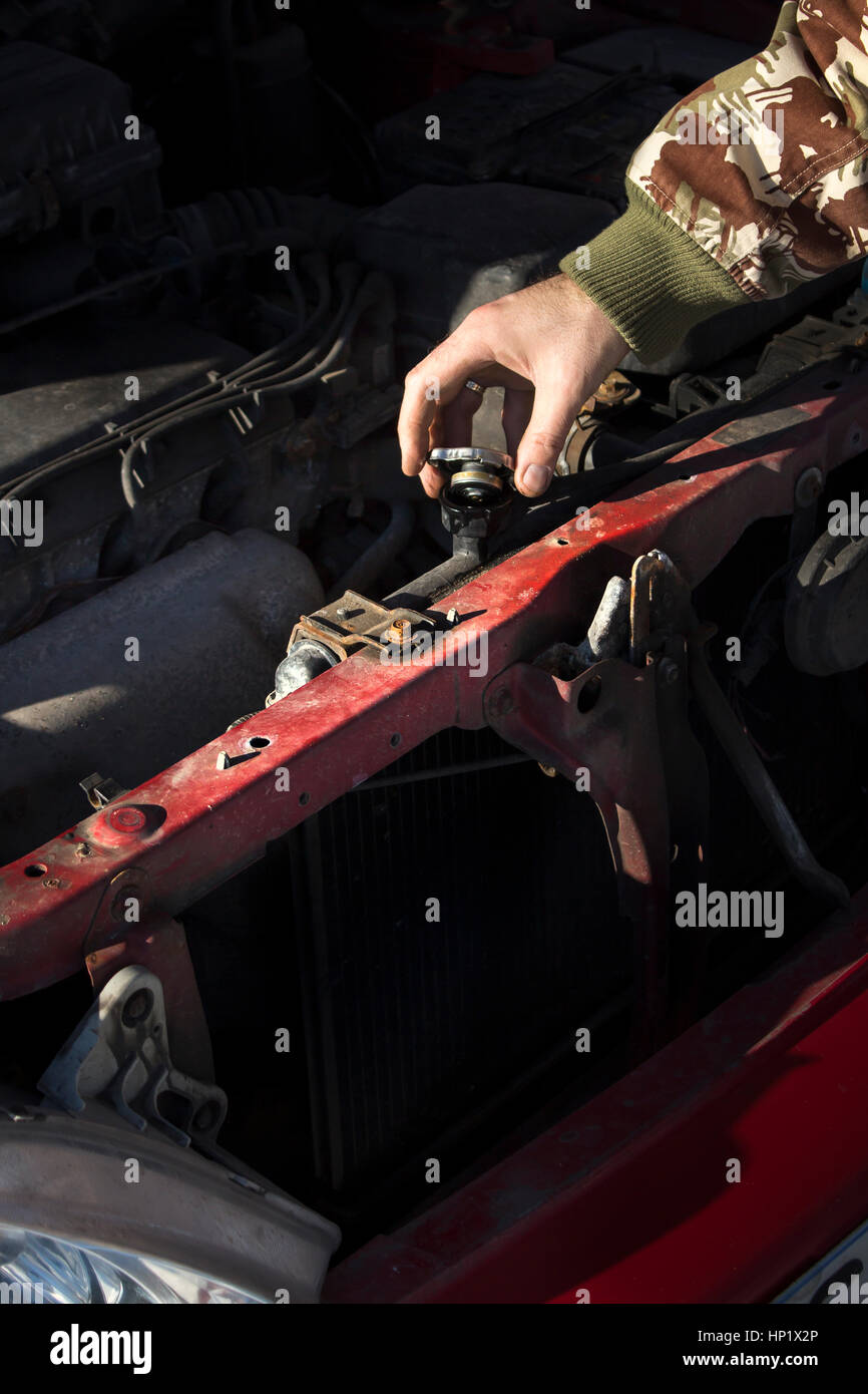 Überprüfen den Kühlmittelstand im Auto. Die Kappe des Heizkörpers, Check Flüssigkeit Ersatz Flüssigkeit. Stockfoto
