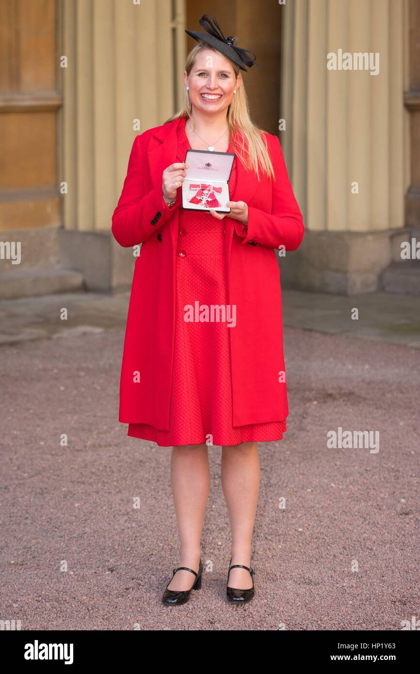 Paralympische Schwimmer Stephanie Millward am Buckingham Palace, London, nach Erhalt ihre MBE-Medaille von der Prince Of Wales. Stockfoto