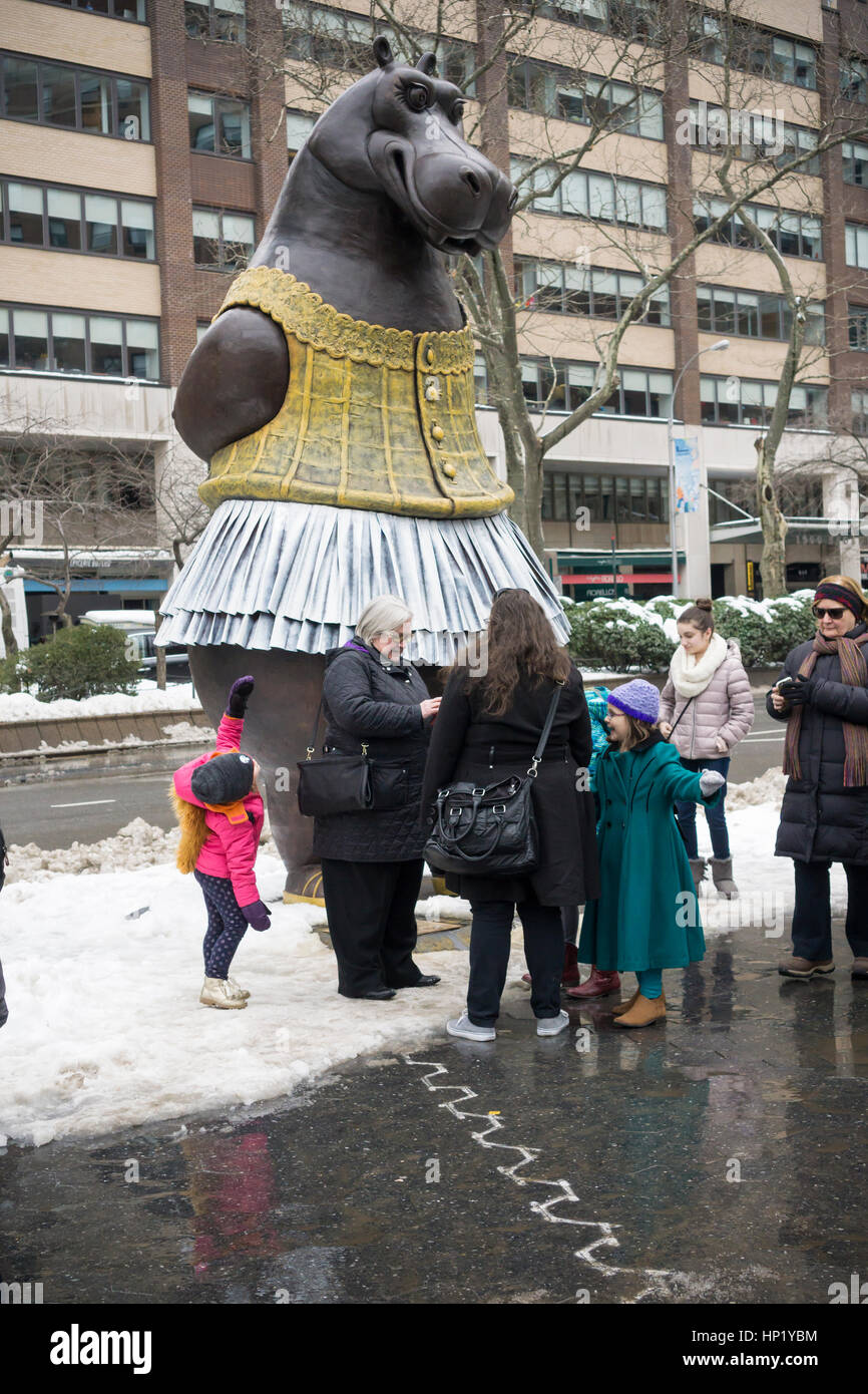 Passant Freude in die neu installierte 'Hippo Ballerina' Skulptur vom dänischen Künstler Bjørn Okholm Skaarup in Dante Park gegenüber dem Lincoln Center in New York am Samstag, 11. Februar 2017. Die 2 und eine halbe Tonne über 15 Fuß hohen Bronzeskulptur der tanzende Nilpferde in Disneys "Fantasia" Film und von Degas' Ballerina Gemälde inspiriert. Die beliebte Skulptur werden durch 31. Juli 2017. (© Richard B. Levine) Stockfoto