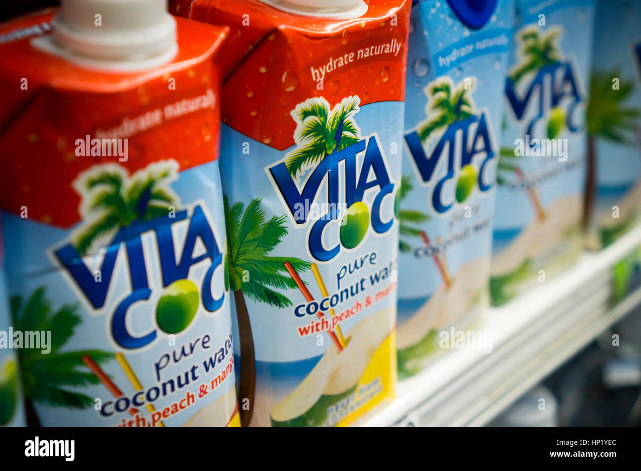 Container von Vita Coco Kokosnuss Wasser Getränke sind auf Dienstag, 14. Februar 2017 in einem Supermarkt in New York gesehen. Vita Coco wird erwartet, um $ 1 Milliarde Umsatz erreichen in diesem Jahr als großer Getränkehersteller Interesse an dem Unternehmen als eine mögliche Übernahme äußern. (© Richard B. Levine) Stockfoto
