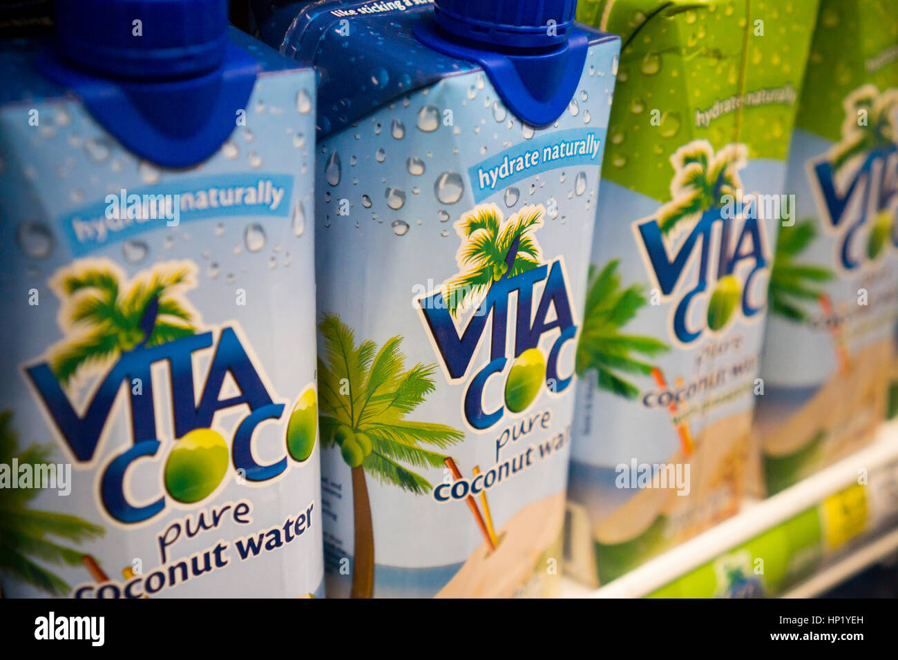 Container von Vita Coco Kokosnuss Wasser Getränke sind auf Dienstag, 14. Februar 2017 in einem Supermarkt in New York gesehen. Vita Coco wird erwartet, um $ 1 Milliarde Umsatz erreichen in diesem Jahr als großer Getränkehersteller Interesse an dem Unternehmen als eine mögliche Übernahme äußern. (© Richard B. Levine) Stockfoto