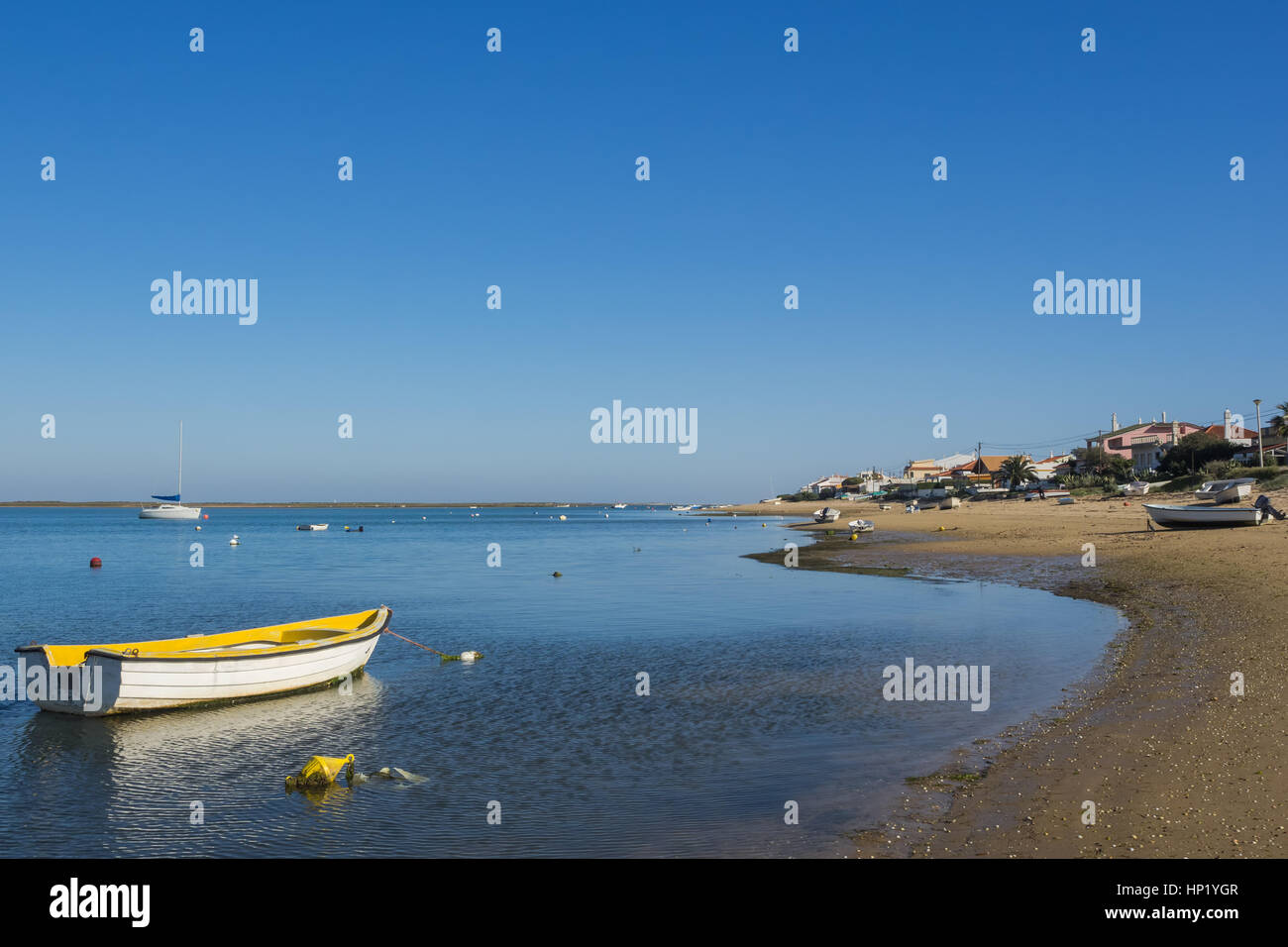 Küste der Insel Ilha de Faro in der Nähe von Faro, Portugal Stockfoto