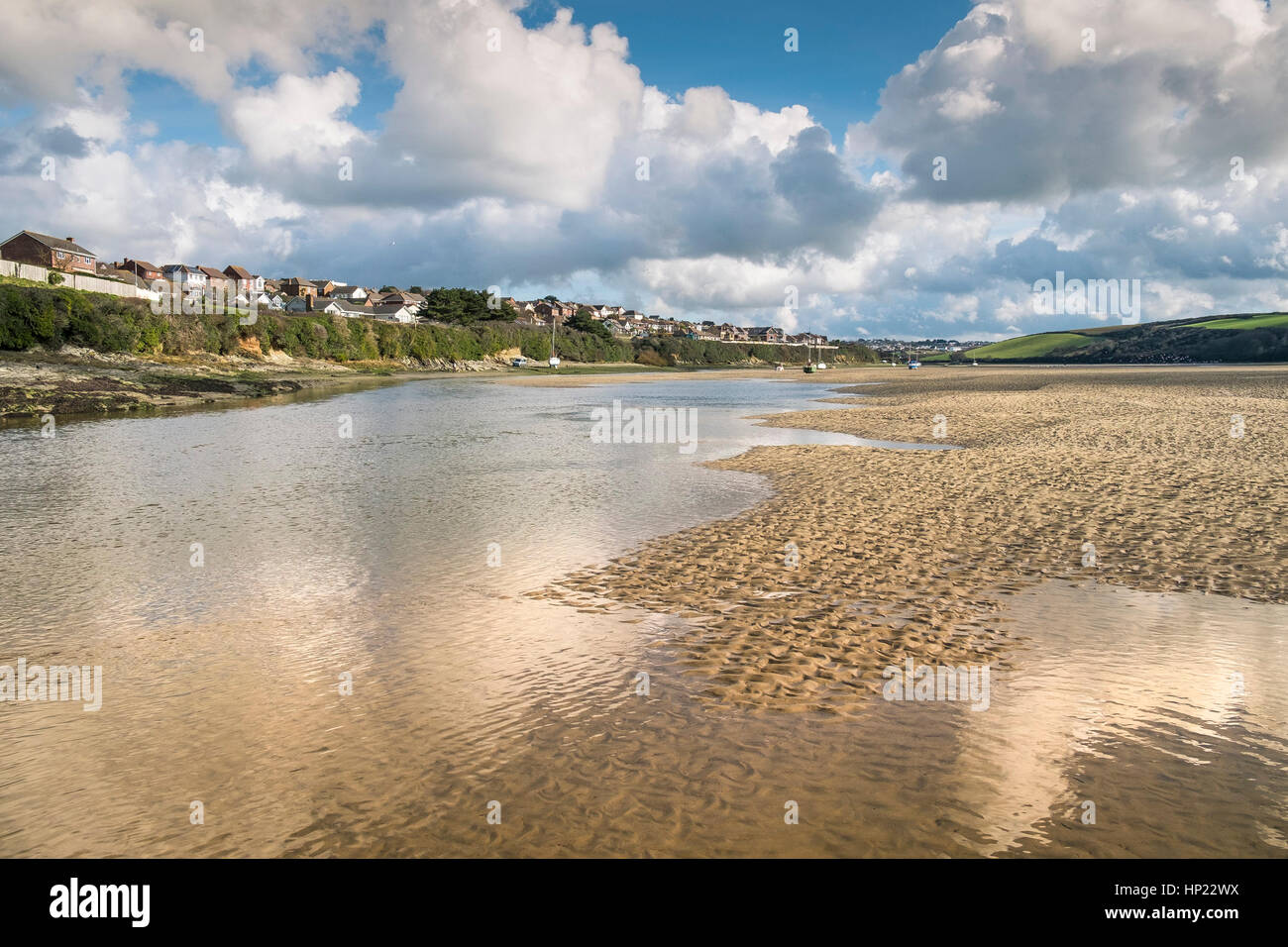 Das Flussbett bei Ebbe an der Mündung der Gannel freigelegt. Newquay, Cornwall, UK. Stockfoto