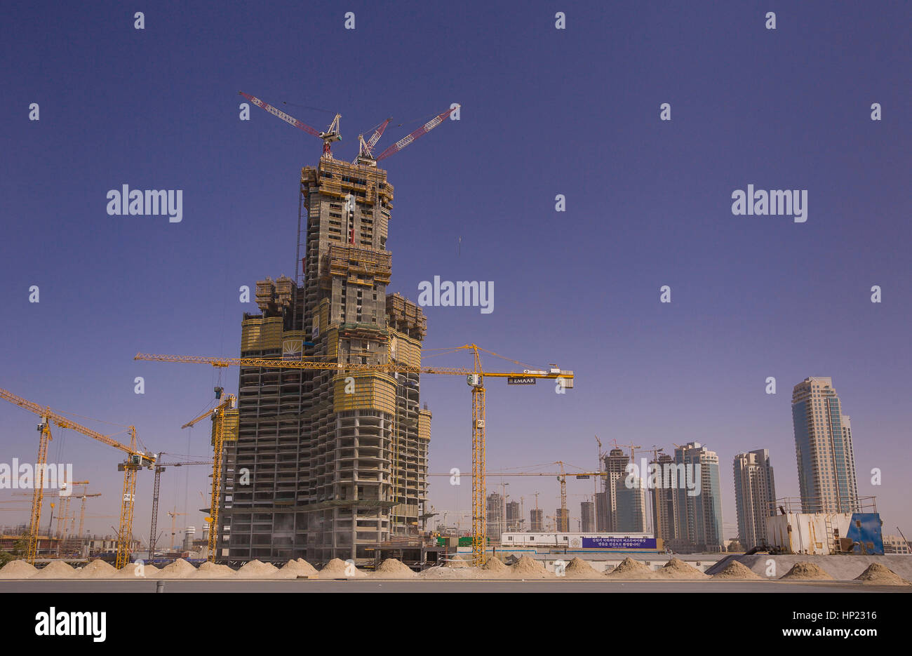 DUBAI, UNITED ARAB EMIRATES - Baustelle des Burj Khalifa, Sheikh Zayed Road in Dubai. "Dubai Tower", will der weltweit höchste Gebäude auf über 800 Metern werden. Stockfoto