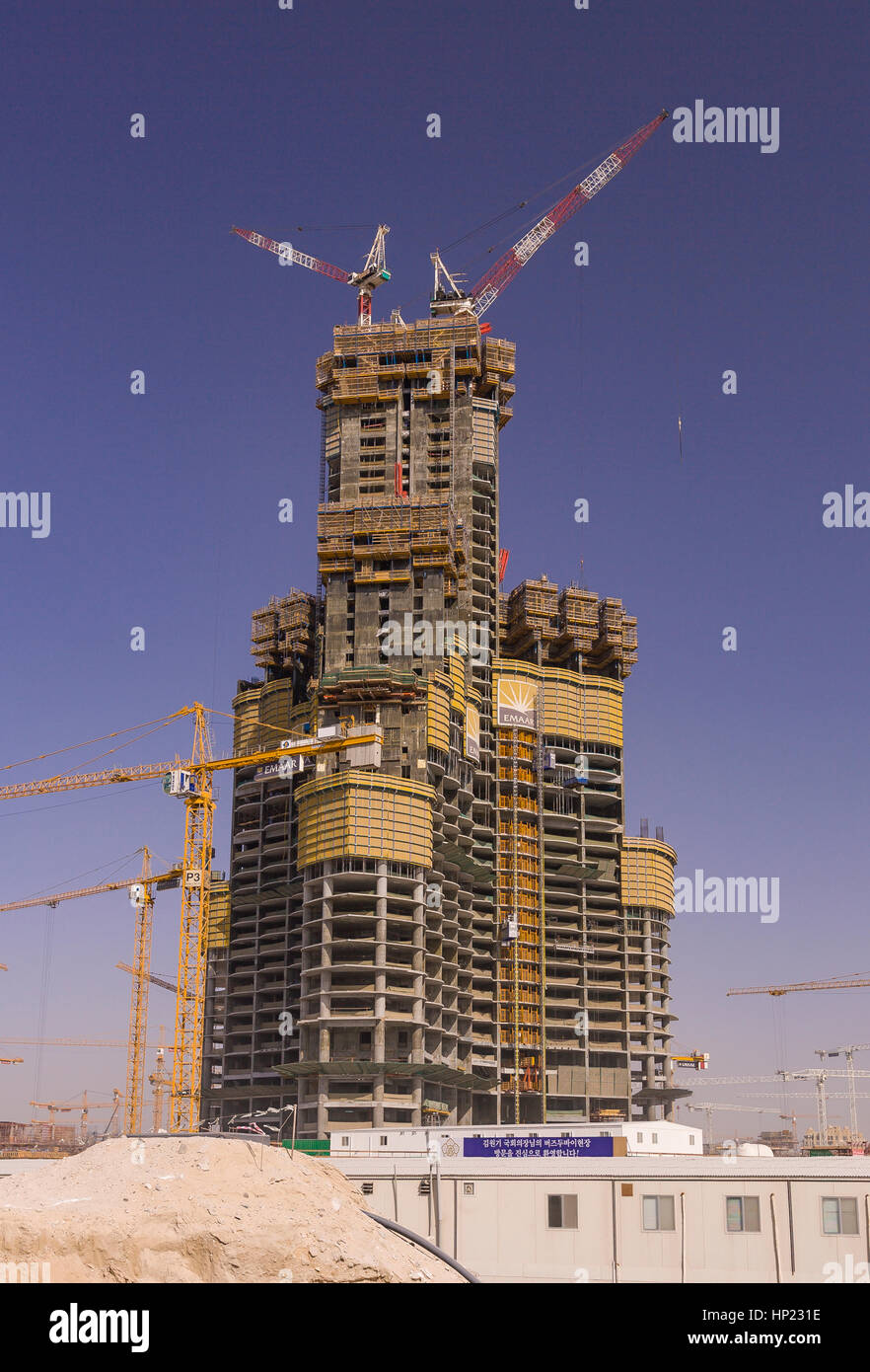 DUBAI, UNITED ARAB EMIRATES - Baustelle des Burj Khalifa, Sheikh Zayed Road  in Dubai. Dubai Tower, will der weltweit höchste Gebäude auf über 800  Metern werden Stockfotografie - Alamy