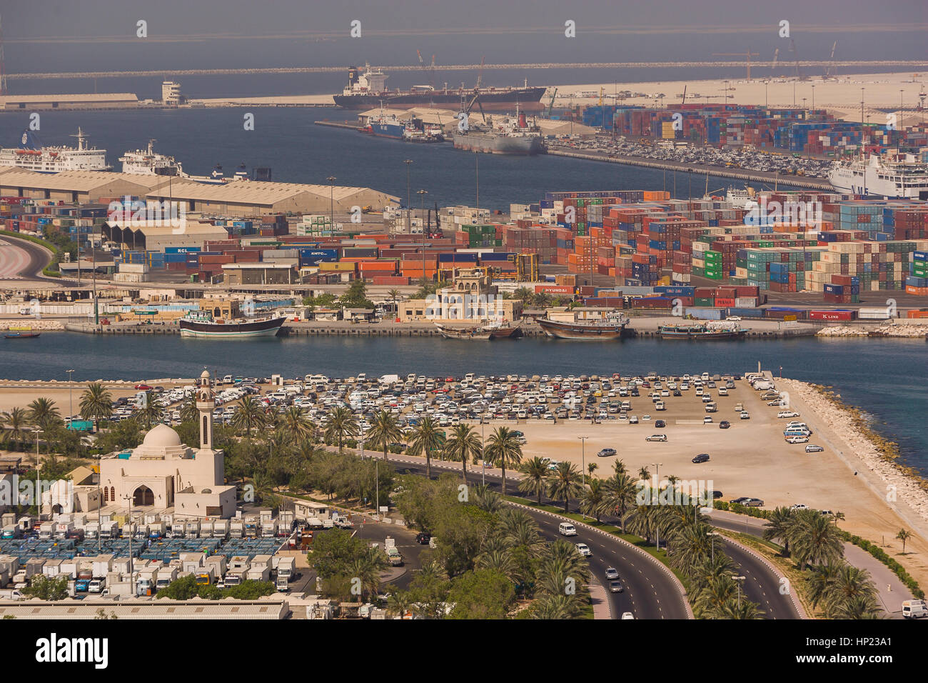 DUBAI, UNITED ARAB EMIRATES - Luftaufnahme des Dubai Creek und der Uferpromenade mit Container und Schiffe. Stockfoto