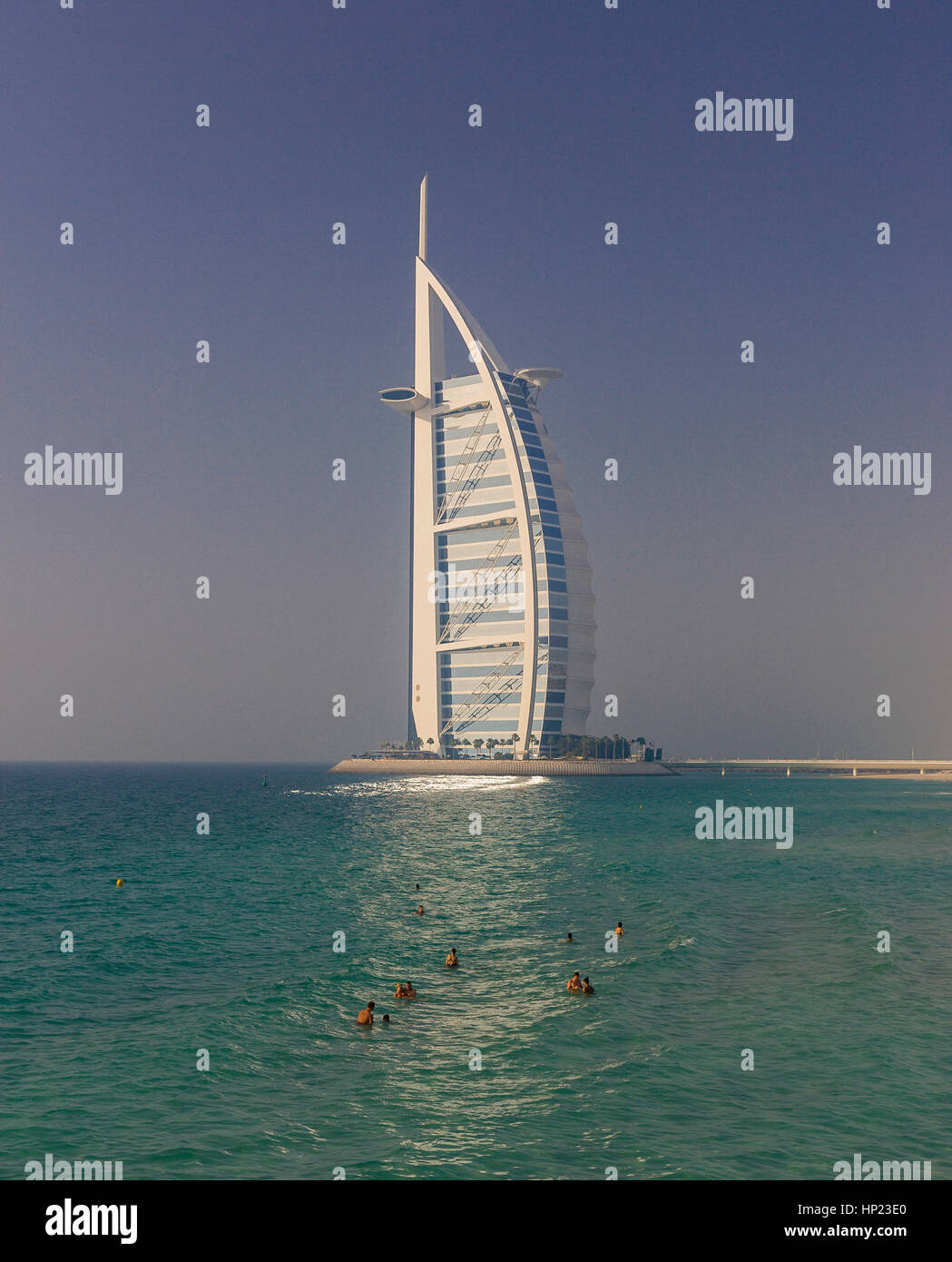 DUBAI, UNITED ARAB EMIRATES - Schwimmer in der Nähe des Burj Al Arab Luxushotel in Jumeirah, an der Küste des Persischen Golfs. Stockfoto