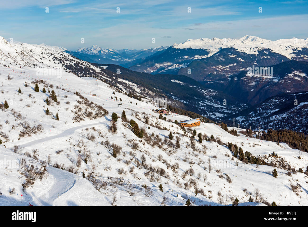 Panoramaaussicht, Snow Valley in alpinen Gebirgszug mit Nadelbäumen bedeckt Bäume Stockfoto