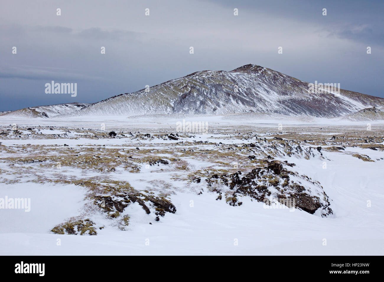 Snaefellsjoekull und Lava Feld Stratovulkan mit Schnee bedeckt im Snæfellsjökull-Nationalpark im Winter auf der Halbinsel Snæfellsnes auf Island Stockfoto