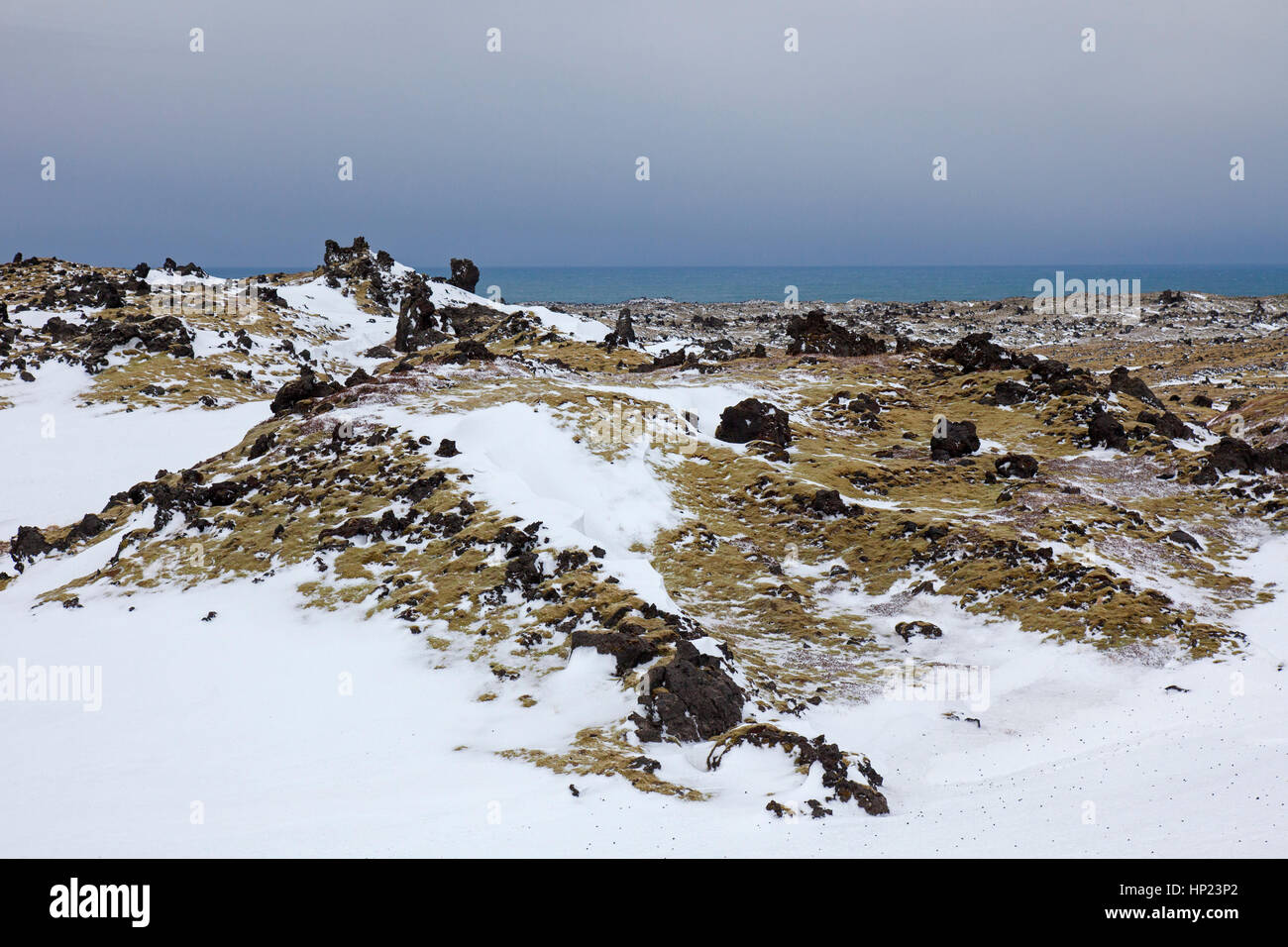 Lavafeld mit Schnee bedeckt im Snæfellsjökull-Nationalpark im Winter auf der Halbinsel Snæfellsnes auf Island Stockfoto