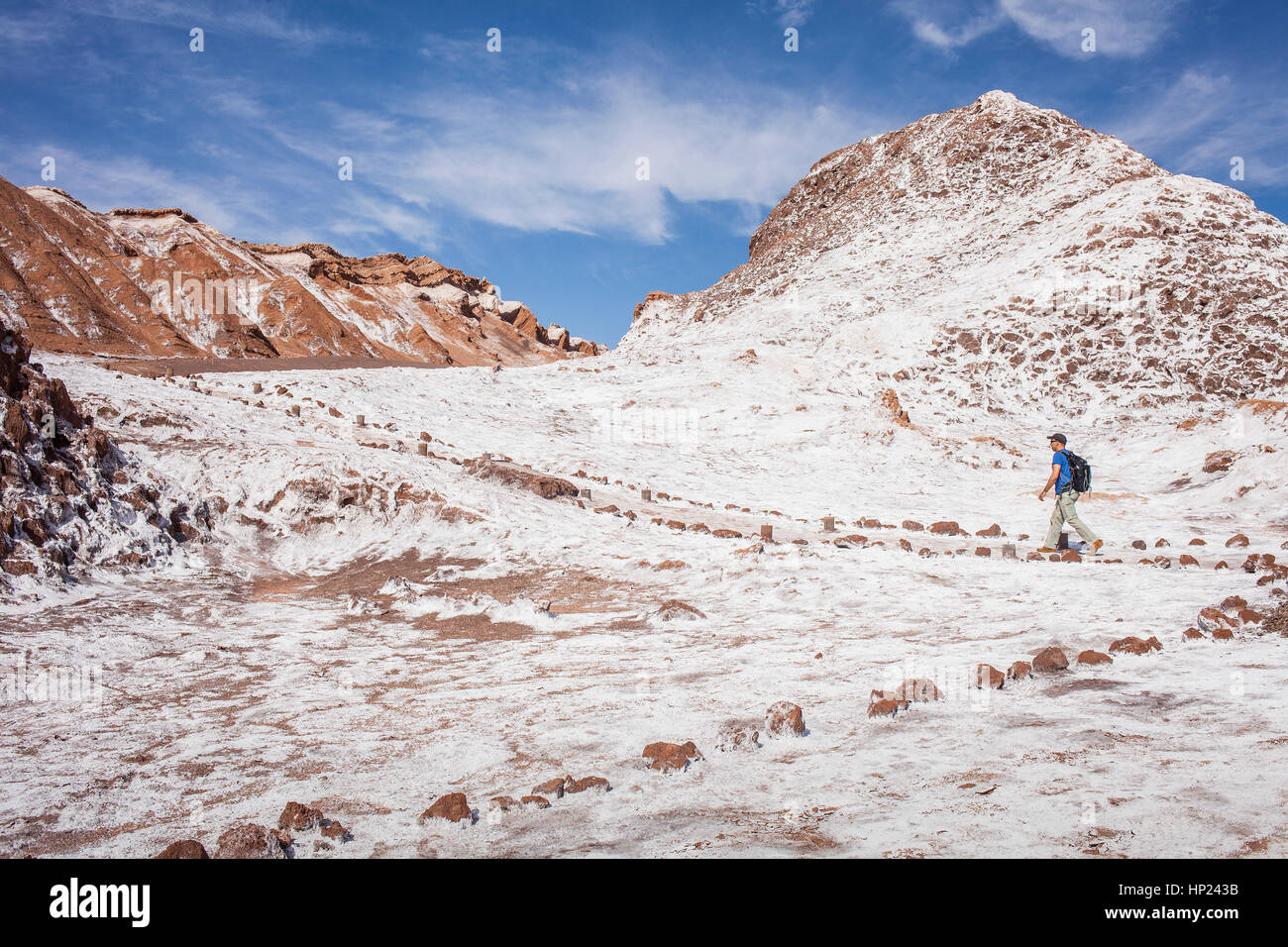 Trekking im Valle De La Luna (Tal des Mondes) und Salz auf dem Boden abgelagert Atacama Wüste. Region de Antofagasta. Chile Stockfoto