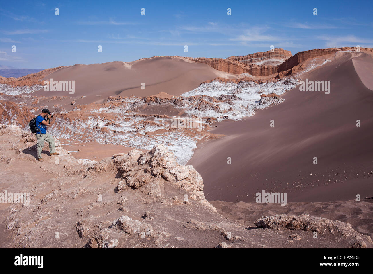 Trekking im Valle De La Luna (Tal des Mondes) und Salz auf dem Boden abgelagert Atacama Wüste. Region de Antofagasta. Chile Stockfoto