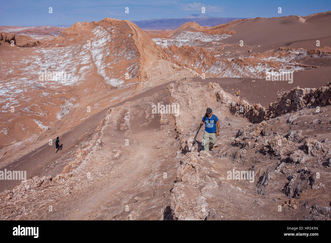 Trekking im Valle De La Luna (Tal des Mondes) und Salz auf dem Boden abgelagert Atacama Wüste. Region de Antofagasta. Chile Stockfoto