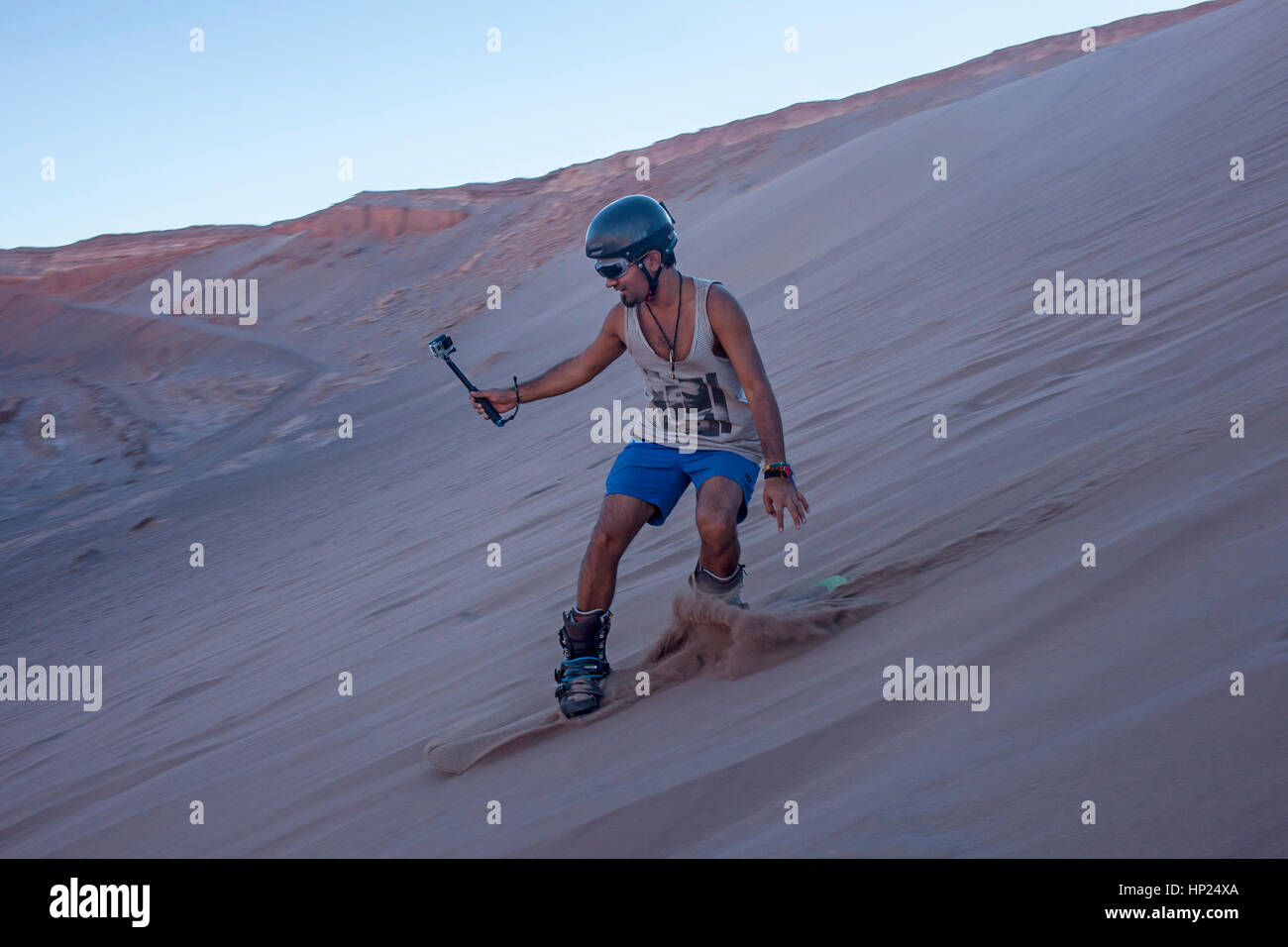 Sand Boarden in den Dünen, in Duna Bürgermeister (größere Düne), im Valle De La Muerte (Tal des Todes), Atacama-Wüste. Region de Antofagasta. Chile Stockfoto