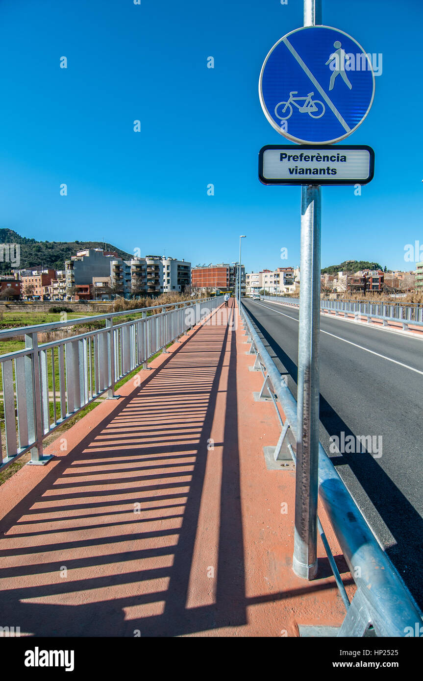 Fußgängerzone Präferenz Zeichen, Wew Brücke über den Fluss Besós mit Metall-Geländer und Geländer, Montcada Reixach, Katalonien, Spanien Stockfoto