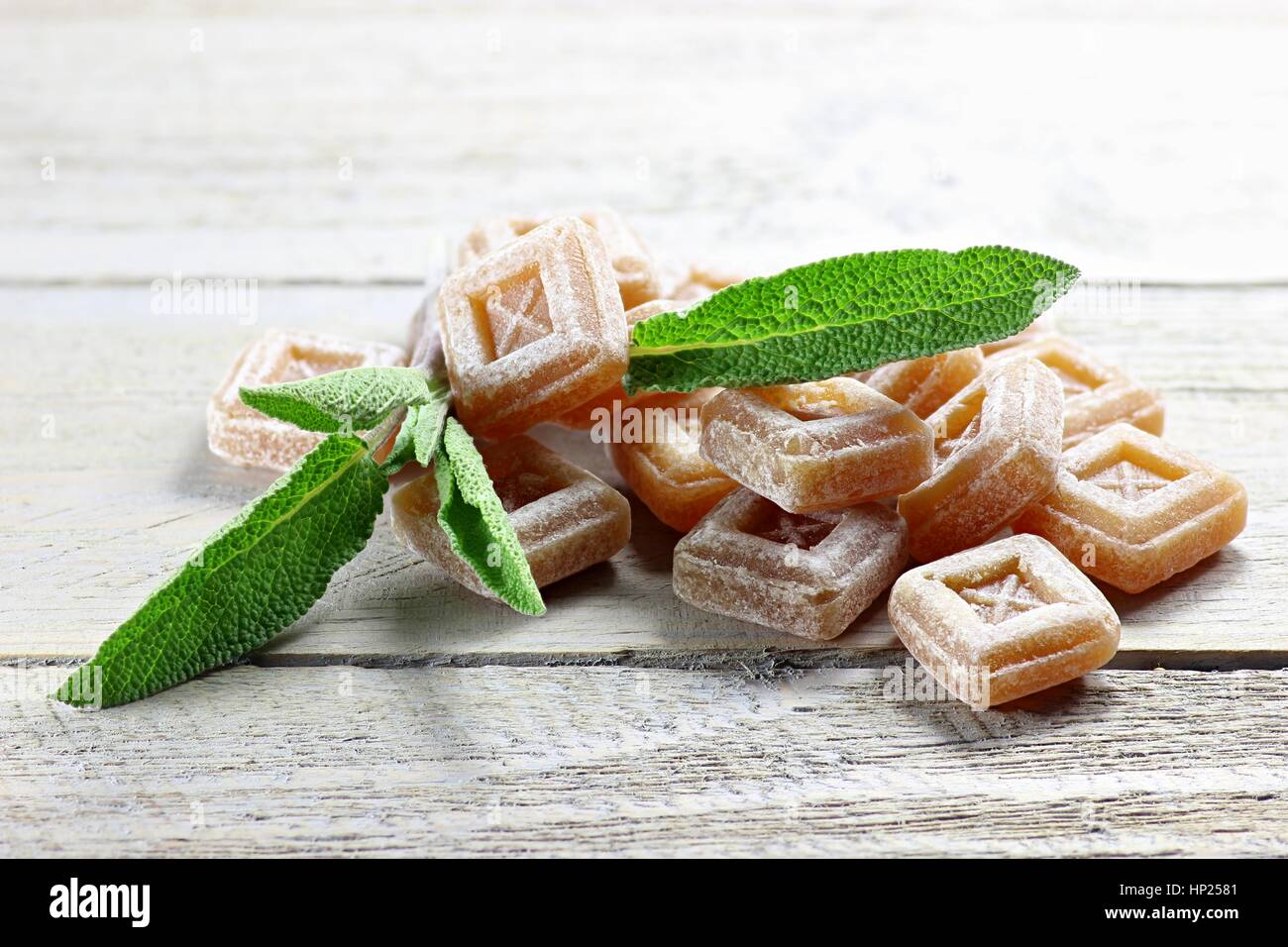 Salbei Bonbons auf hölzernen Hintergrund Stockfoto