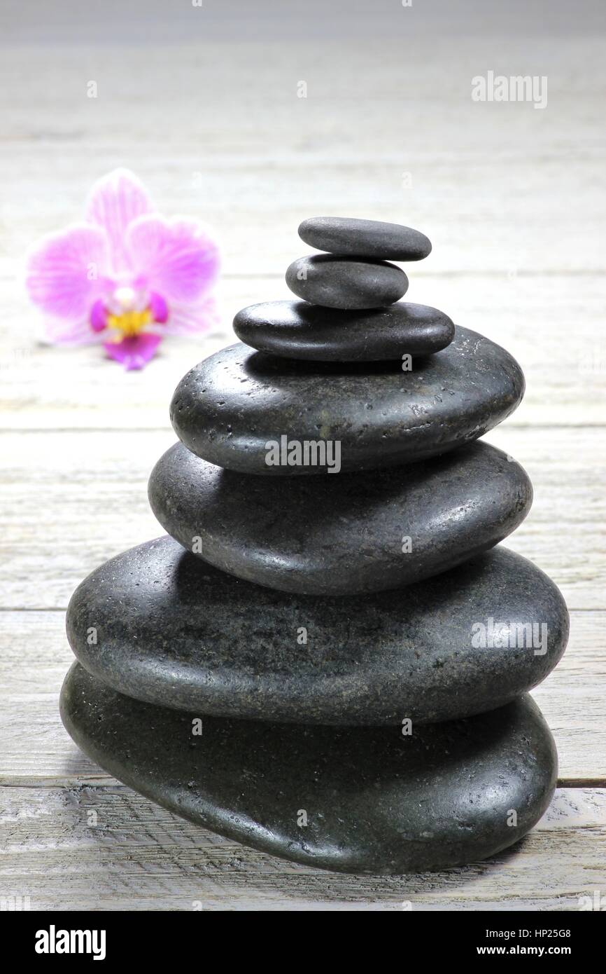 Basaltsteine für hot-Stone massage auf hölzernen Hintergrund Stockfoto