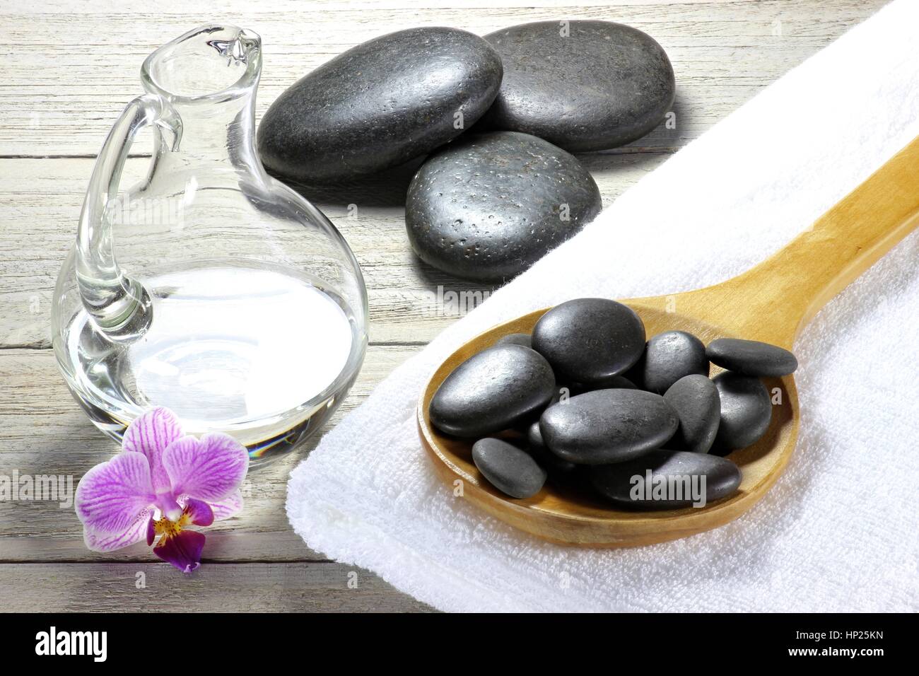 Basaltsteine für hot-Stone massage mit Zubehör auf hölzernen Hintergrund  Stockfotografie - Alamy