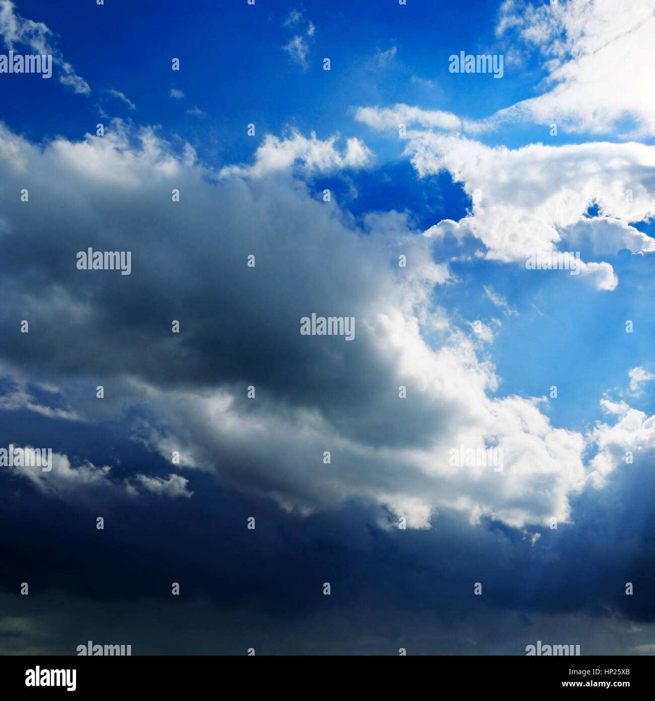 Dunkle Wolken am blauen Himmel. Stockfoto