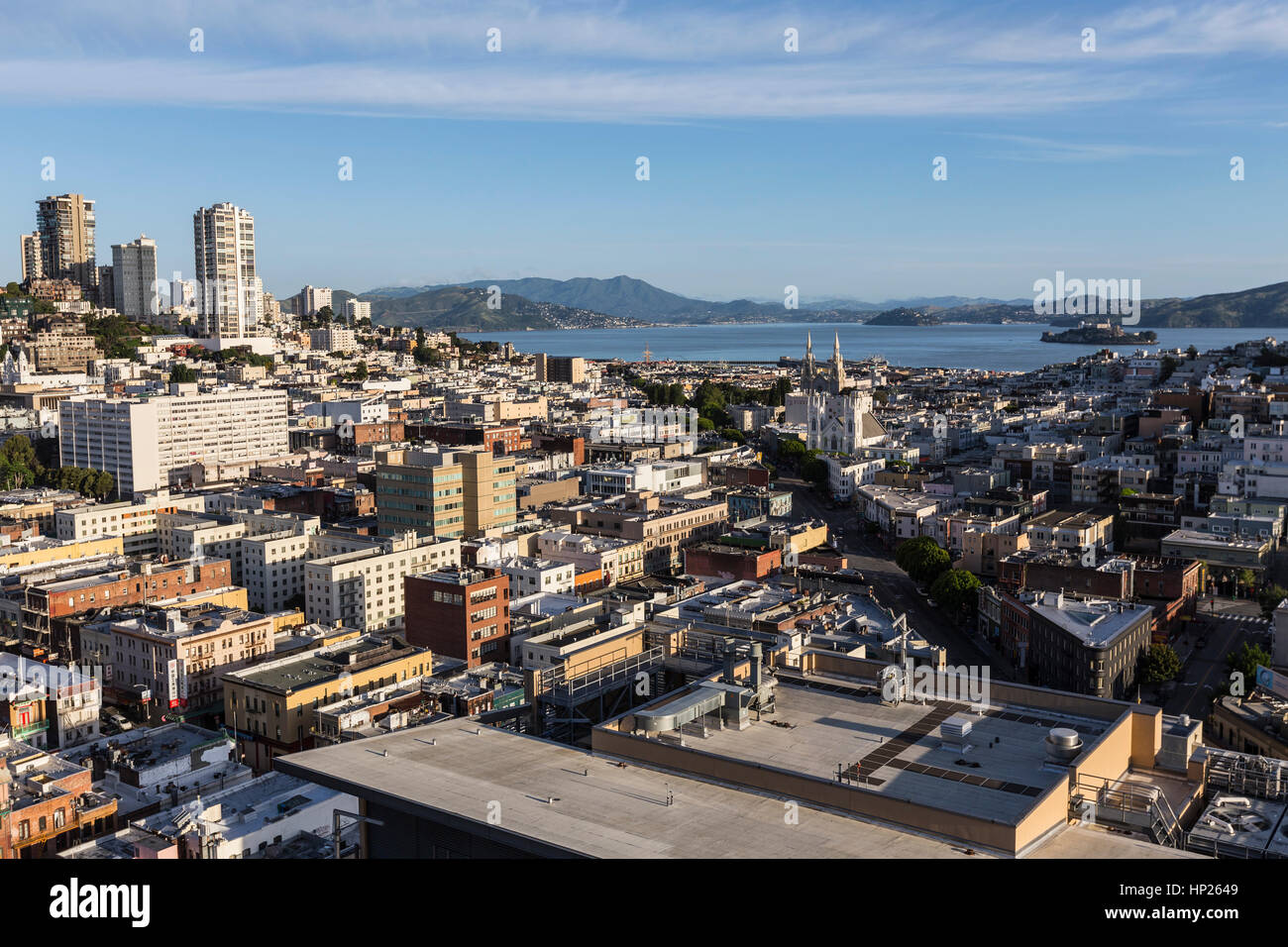 San Francisco, Kalifornien, USA - 24. April 2016: Klarer Morgen Blick auf Nordstrand, Russian Hill und San Francisco Bay. Stockfoto