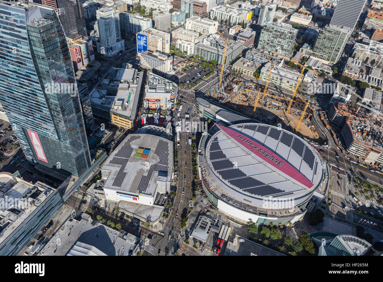 Los Angeles, Kalifornien, USA - 6. August 2016: Luftaufnahme des Staples Center, LA Live und in der Nähe Bau. Stockfoto