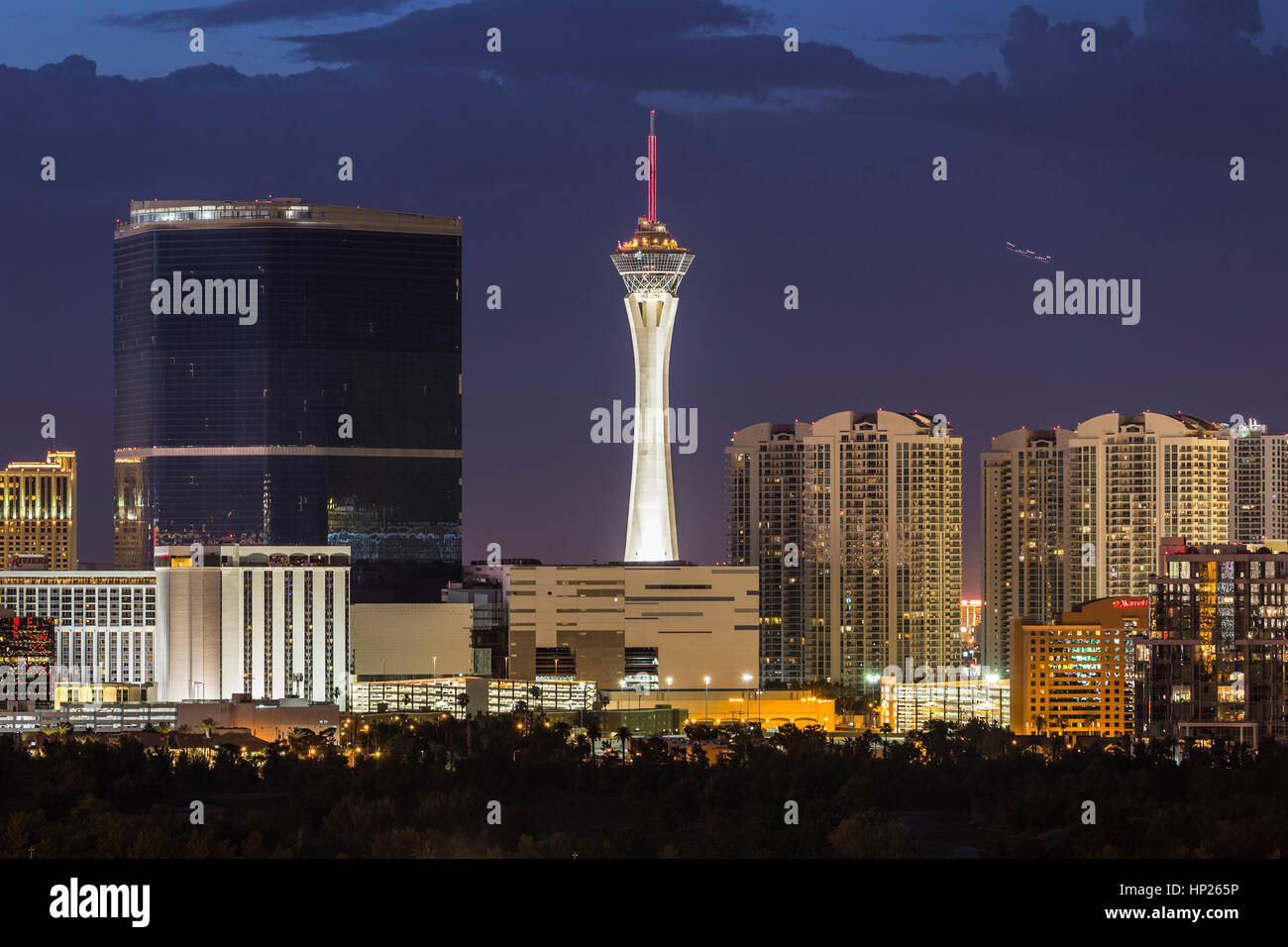 Las Vegas, Nevada, USA - 10. Juni 2015: Stürmische Nachthimmel hinter die Stratosphäre und Fontainebleau Türme auf dem Las Vegas Strip. Stockfoto