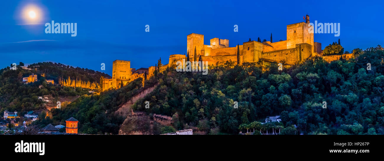 Panoramablick Nachtansicht der Alhambra, Granada, Spanien Stockfoto