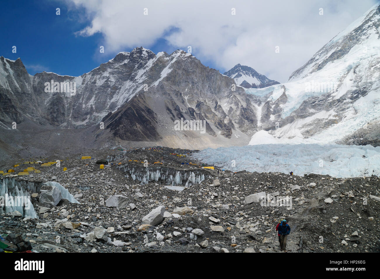 Zelte von Everest Base Camp mit Khumu Eisfall hinter Stockfoto