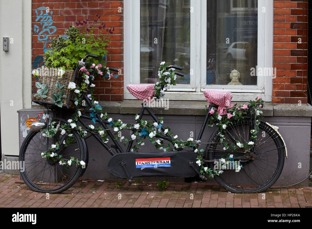 Nahaufnahme von einem Tandem-Fahrrad, geschmückt mit Blumen, Amsterdam, Niederlande Stockfoto