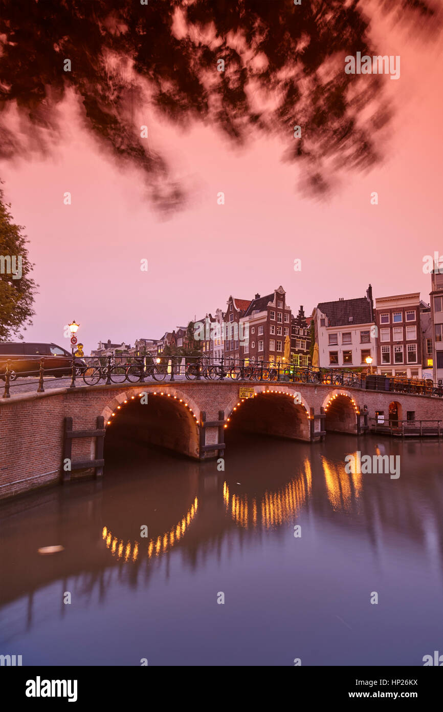 Traditionelle Grachten in Amsterdam, Niederlande Stockfoto
