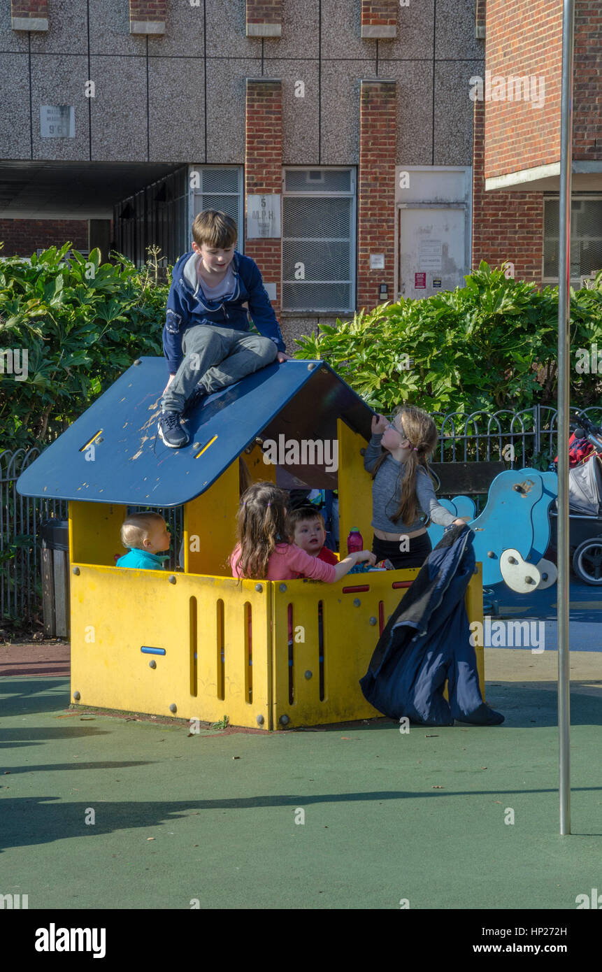Kleine Kinder spielen in einem Spielhaus in einen Kinderspielplatz. Stockfoto
