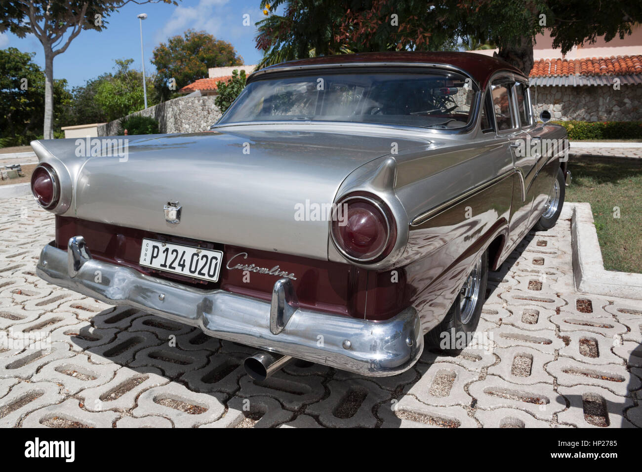 1950 ist weinrot und Silber Ford Customline in Kuba Stockfoto