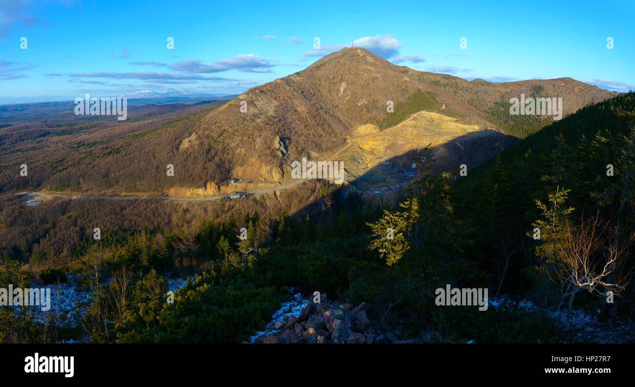 Steinbruch auf dem Hintergrund auf das Bergpanorama, Sachalin, Russland Stockfoto