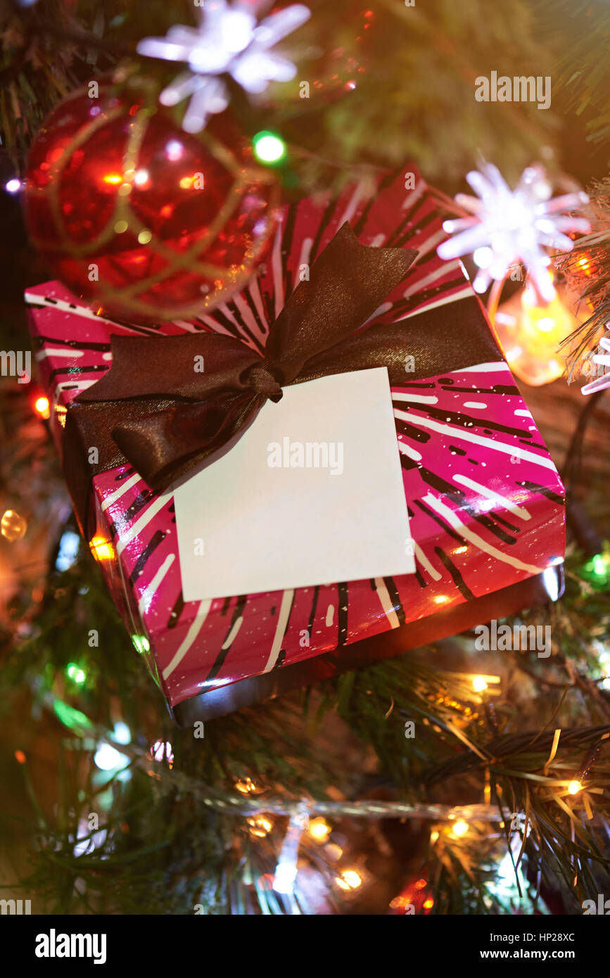 farbenfrohe box im Weihnachtsbaum mit Glitzer-Deko-Leuchten Stockfoto