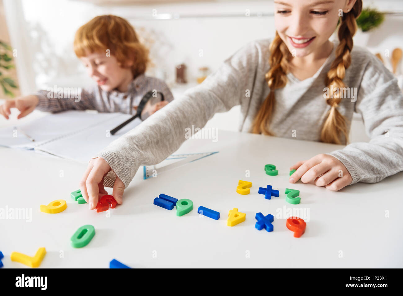 Entzückende fröhlichen Geschwister tun Mathe zusammen Stockfoto