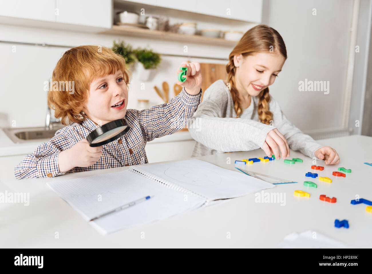 Lebhafte, fröhliche Kinder Spaß dabei Mathematik Stockfoto