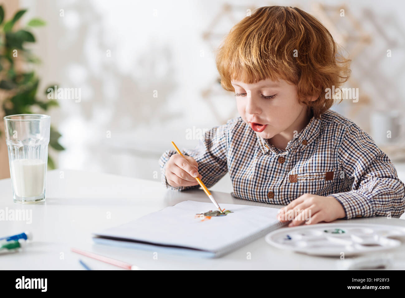 Fleißig charmante junge arbeitet an seinem Meisterwerk Stockfoto