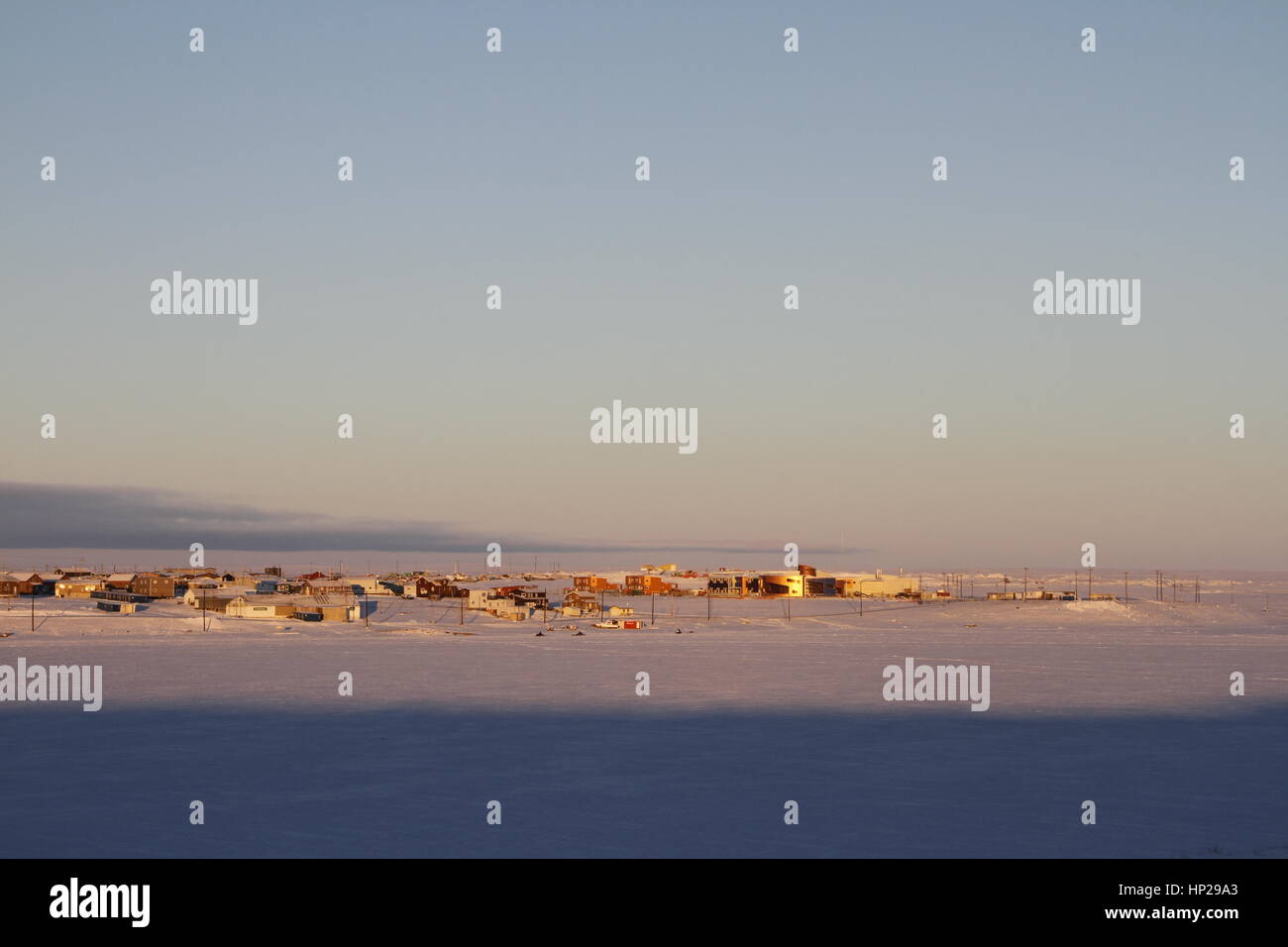 Am frühen Morgen Winter Sonnenaufgang über Cambridge Bay, Nunavut mit der neuen kanadischen hohe Arctic Research Station auf der rechten Seite Stockfoto