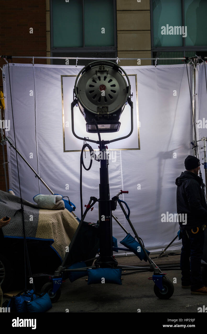 Lichter und Arbeitnehmer außerhalb ein Café im Stadtteil Chelsea in New York am Mittwoch, 15. Februar 2017. New Yorker Bürgermeister Bill De Blasio in seiner jüngsten Ansprache "Staat der Stadt" propagiert, den Ausbau des "Made in NY"-Produktionszentrum in Brooklyn die 1500 Arbeitsplätze zu schaffen, in Film, Fernsehen, Mode und Nahrungsmittelproduktion gefördert wird.  (© Richard B. Levine) Stockfoto