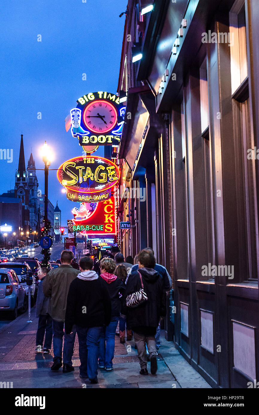 Touristen zu Fuß am lower Broadway, Nashville Tennessee Stockfoto