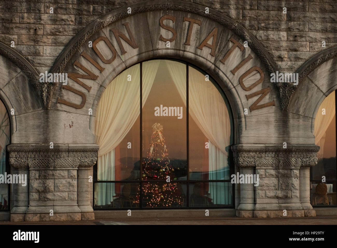 Außenseite der Union Station Hotel mit Weihnachtsbaum im Fenster Stockfoto