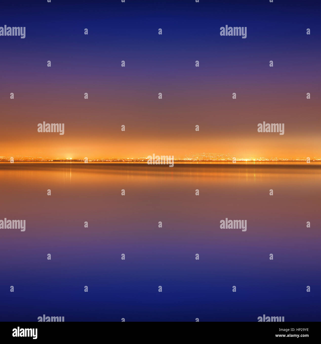 Goldene Stadt leuchtet während der blauen Stunde Stockfoto