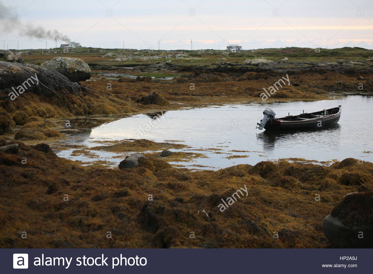 Ein kleines Boot liegt in stehenden Gewässern an der Westküste von Irland Stockfoto