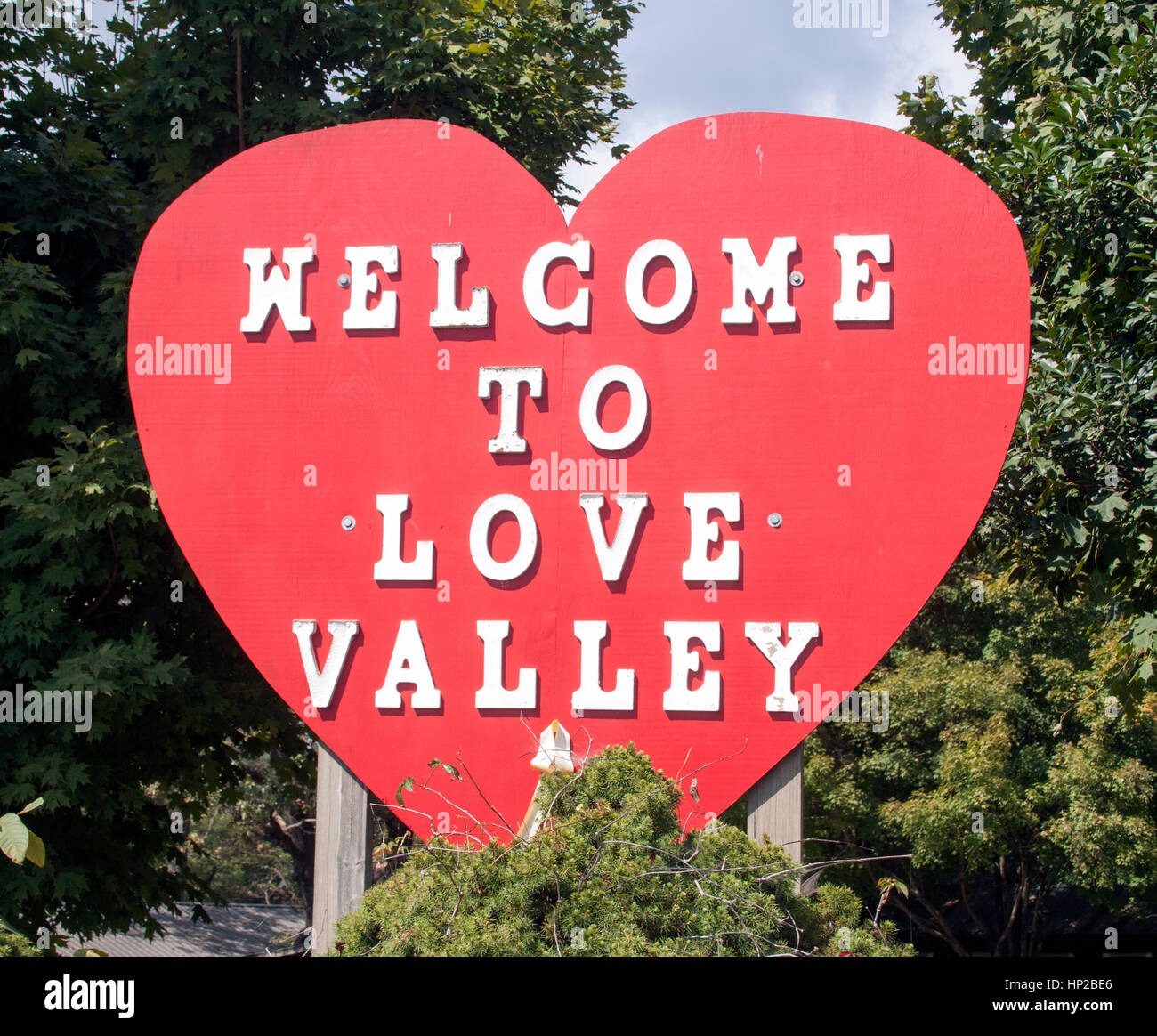 Love Valley, North Carolina, ist eine einzigartige Stadt im wilden Westen, in der Autos verboten sind und Pferde die unbefestigten Straßen säumen, um ein authentisches Cowboy-Erlebnis zu erleben. Stockfoto