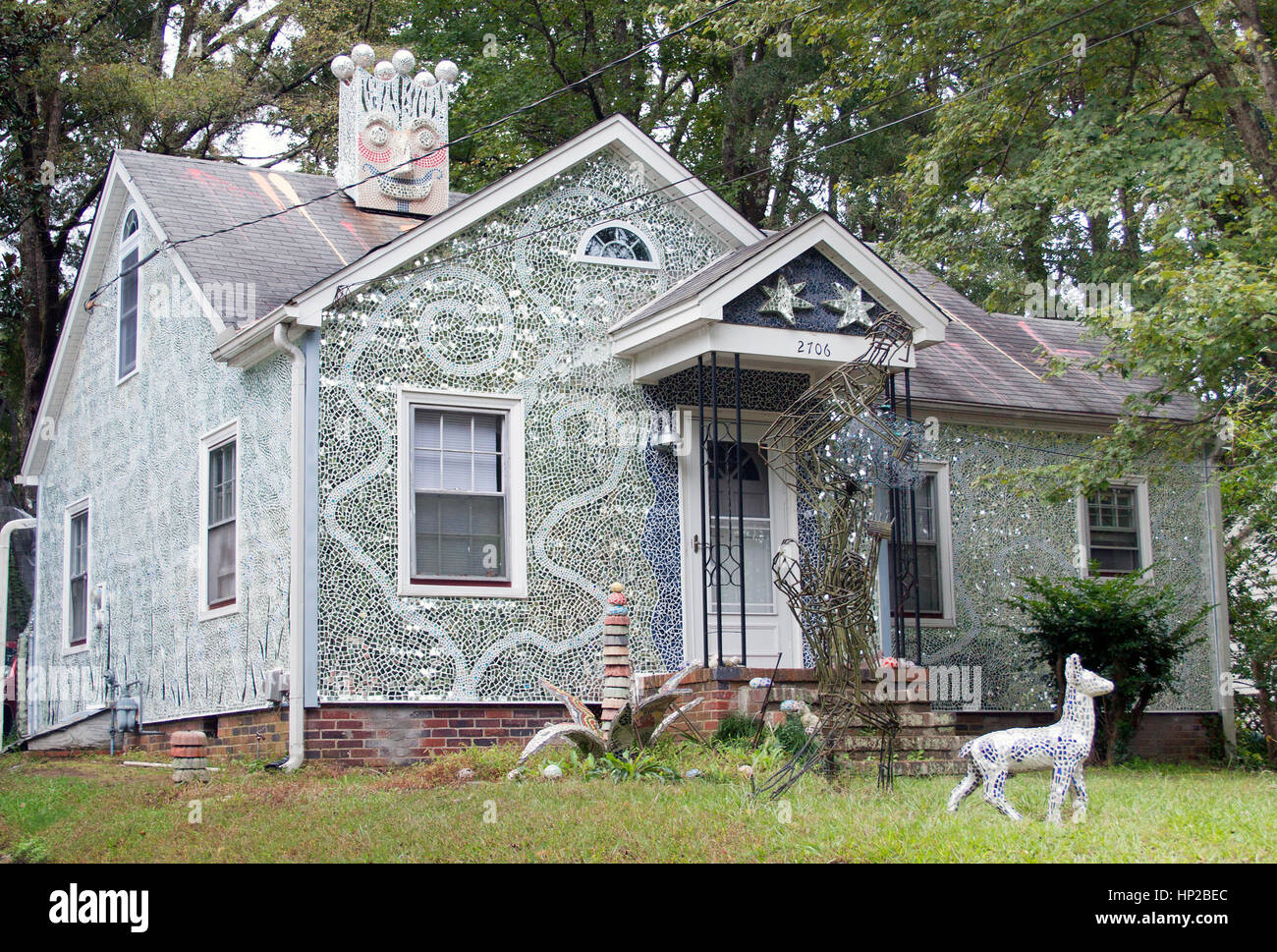 Das Gene Dillard Mosaic House von Durham besticht durch farbenfrohe Fliesenkunst und skurrile Mosaiken, die ein gewöhnliches Haus in ein außergewöhnliches Landhaus für Volkskunst verwandeln Stockfoto
