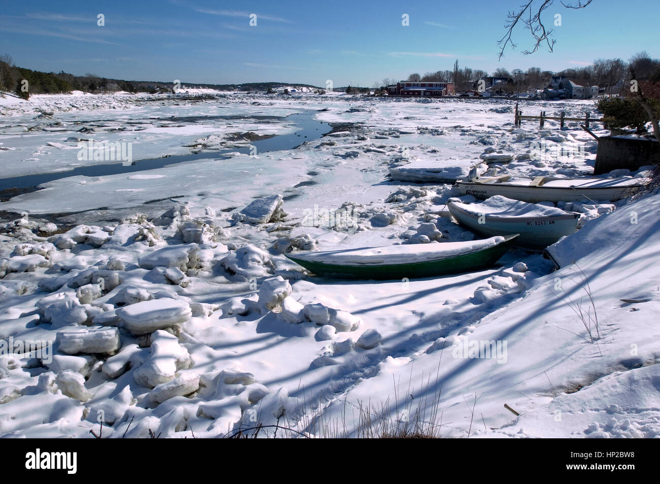 Eine gefrorene Bucht und Boote in Barnstable, Massachusetts am Kap A Stockfoto