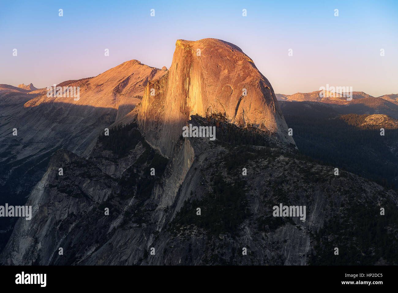 Half Dome im Yosemite vor Sonnenuntergang Stockfoto