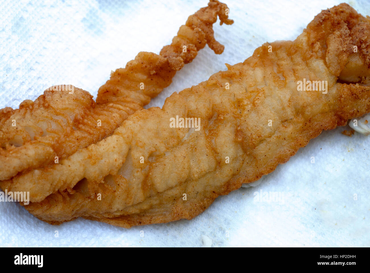 frittiertem Fisch auf Papier Schwimmsachen Stockfoto