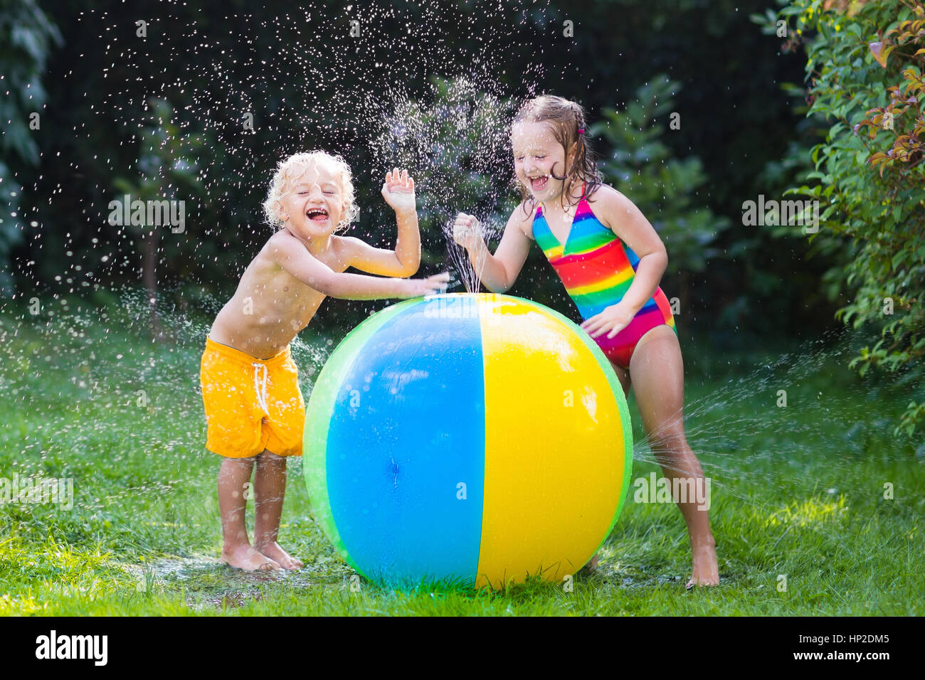 Sprinklervorschulkind Kind Ball Mit Spielzeug Garten Spielt Hrdctqs