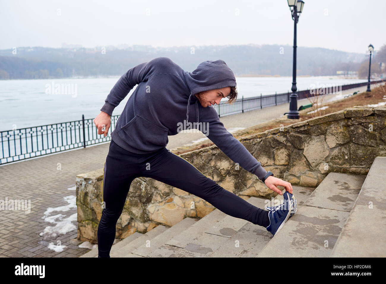 Junge Sportler tun Training laufen dehnen vor dem laufen in Stockfoto